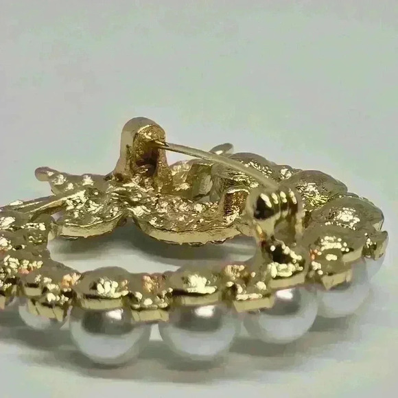 NWOT Beautiful Faux Pearl Round Brooch - Picture 5 of 5